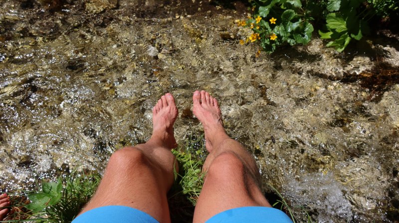 Fußbad in eiskalten Bergbächen